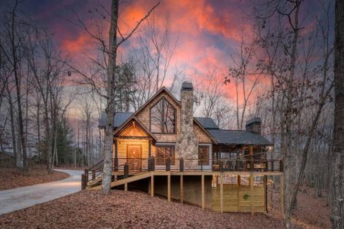 WolfCabin Lux Family Home, Fire Pit, Hot Tub, ADA ramp, ez paved rds in Morganton, USA