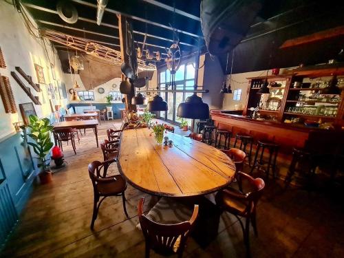 Verblijf bij Bynt in Sperkhem en industrieterrein Houkesloot