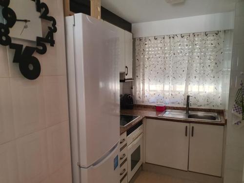 virtuve, Relax y comodo APARTAMENTO CON GRAN TERRAZA, PARKING, PISCINA Y CON VISTAS AL MAR, A SOLO 50 m DE LA in Daimuz