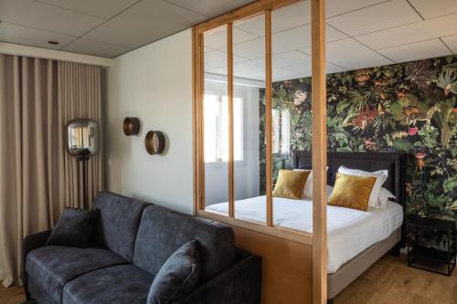 1 queen bed, 1 sofa bed
