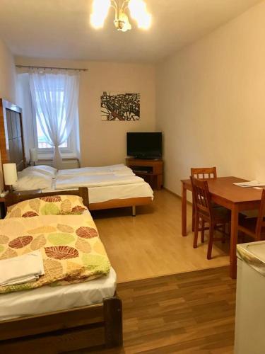 1 double bed, 1 twin bed
