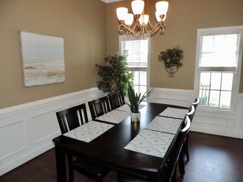 Beautiful secluded SPACIOUS family & pets & kid friendly home close to Fort Bragg & Fayetteville!