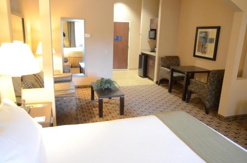 Holiday Inn Express & Suites Houston Energy Corridor-W Oaks, an IHG Hote