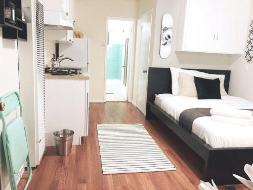Modern Trendi Apartment Steps to Venice Beach-with Parking