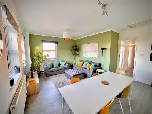 Stylish and Spacious Wokingham 3 Bedroom Townhouse