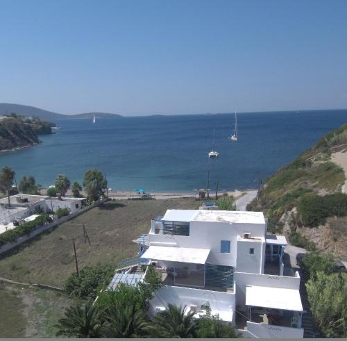 A szálláshely kívülről, Blue House in Acherounes