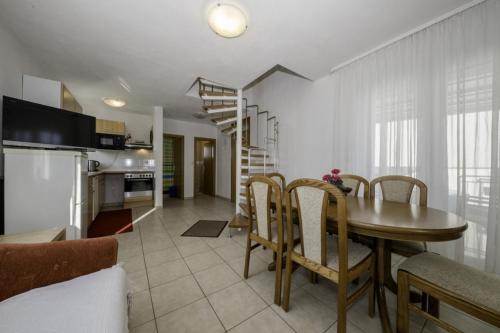 Apartment with Terrace room in Apartment in Lopar with Terrace Air conditioning Wi-Fi Dishwasher (4612-4)