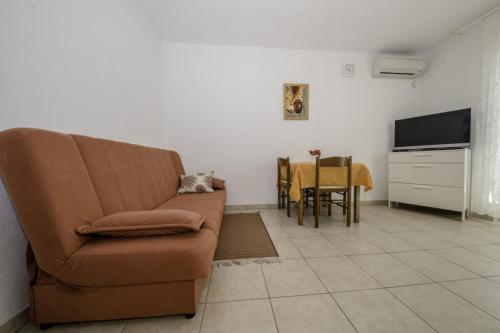  Apartment in Lopar with Terrace, Air conditioning, Wi-Fi (4612-3) in Lopar