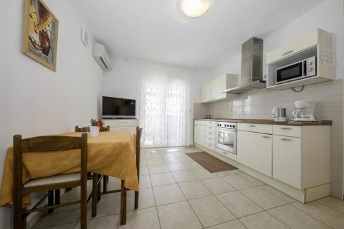  Apartment in Lopar with Terrace, Air conditioning, Wi-Fi (4612-3) in Lopar