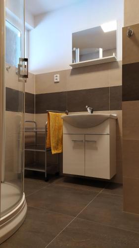2 bedrooms, 7 beds