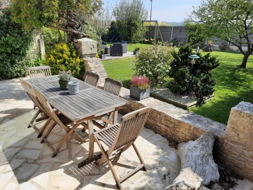 Gite galets et bois flottés proche mer gold beach meublé de tourisme 4 étoiles (Gite galets et bois flottes proche mer gold beach meuble de tourisme 4 etoiles) in Meuvaines