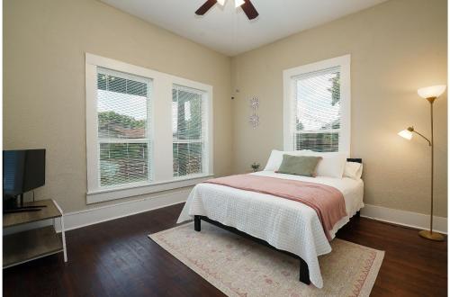 Amazing Fully Fenced Home Only 5 Mins from Downtown in San Antonio, USA