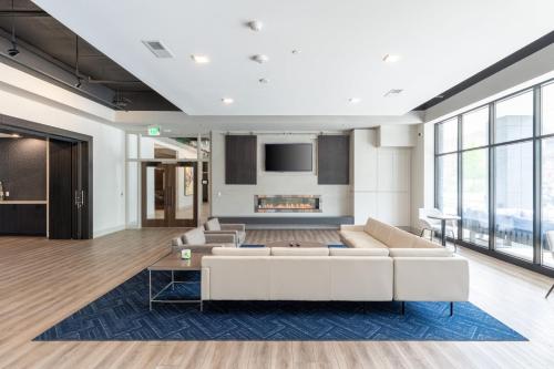 East Side Luxury 1BR Apt - Near Brady St with Balcony and Lounge near พิพิธภัณฑ์ศิลปะการตกแต่ง วิลล่าเทอร์เรซ