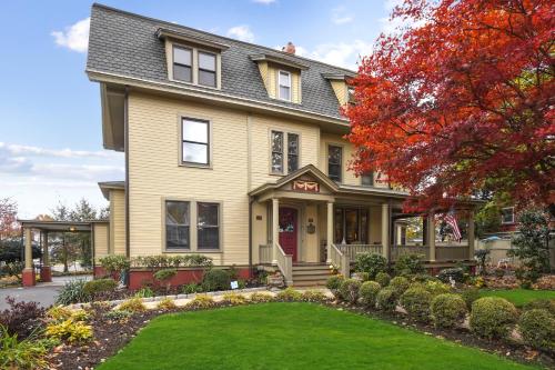 DeBary Inn in Summit, USA