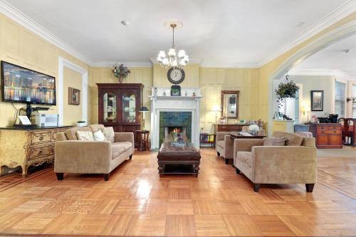 DeBary Inn in Summit, USA
