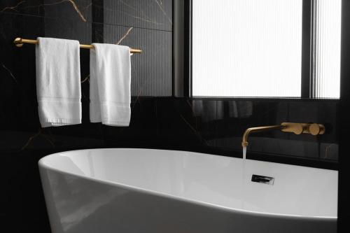 Bathroom, Ebb-Dunedin near Dunedin Hospital