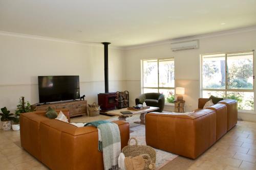 Marigold Cottage, A Blue Mountains Oasis- Spacious, Views & Kangaroos