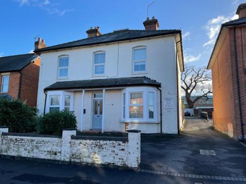 ทัศนียภาพภายนอกโรงแรม, Arlan House, Central Basingstoke Hotel in บัสสิ้งสโตค