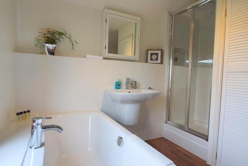 ห้องน้ำ, Carpenters Cottage, Elton in the Peak District in เอลตัน