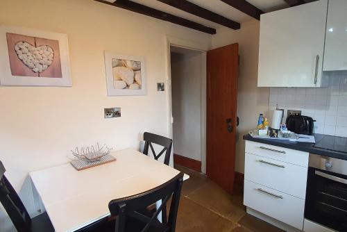 บริการและสิ่งอำนวยความสะดวก, Carpenters Cottage, Elton in the Peak District in เอลตัน