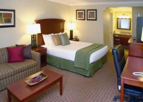 Quality Inn & Suites Santa Cruz Mountains Ben Lomond - image 10