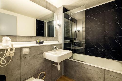 ห้องน้ำ, โรงแรม แคงพาไนล์ เบอร์เยอแรค (Hotel Campanile Bergerac) in แบร์ฌรัค