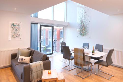 CITY CENTRE APARTMENT with Free Secure Underground Parking - main image