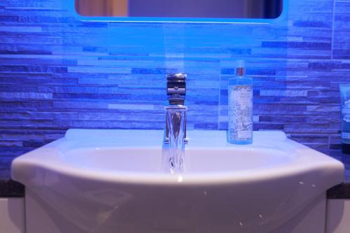 CITY CENTRE APARTMENT with Free Secure Underground Parking - image 2