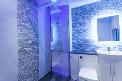 CITY CENTRE APARTMENT with Free Secure Underground Parking - image 6