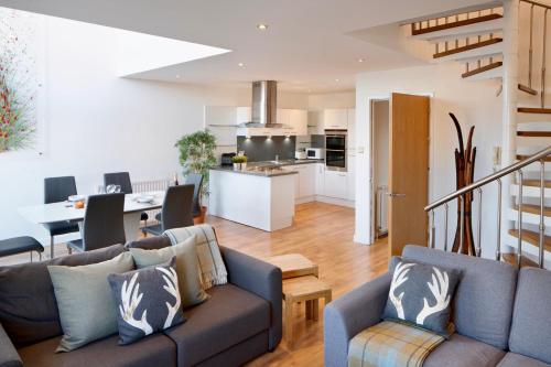 CITY CENTRE APARTMENT with Free Secure Underground Parking, Глазго (фото 5)