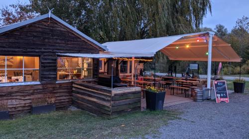 Viesnīcas āriene, Star Camp Cosa, Ferienwohnungen, Camping, Schlaffässer (Star Camp Cosa, Ferienwohnungen, Camping, Schlaffasser) in Friedland (Mecklenburg-Vorpommern)