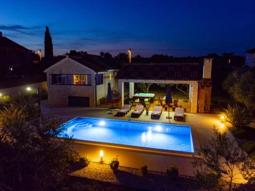 Villa Lorema-pet friendly on 5000 sqm garden,pool, jacuzzi, billiard&PS5 - Accommodation - Sveti Filip i Jakov