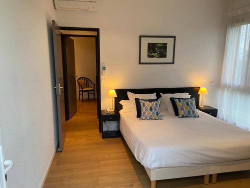 1 queen bed, 2 twin beds