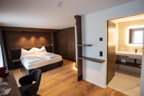 1 queen bed, 1 sofa bed