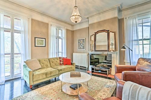 . Centrally Located Apt in Victorian Mansion!