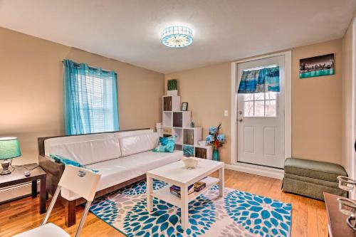 . Cozy Third-Story Apartment in Dtwn Brockton!