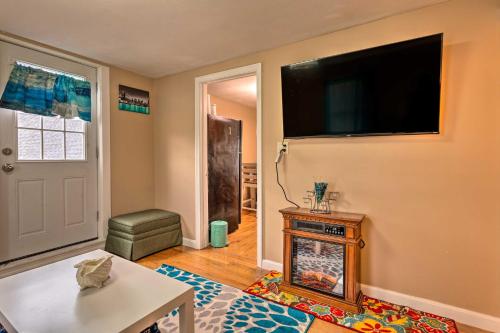 Cozy Third-Story Apartment in Dtwn Brockton! Cozy Third-Story Apartment in Dtwn Brockton!