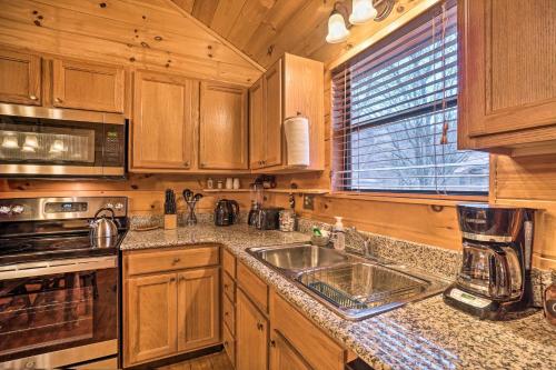 Riverfront Cabin with Hot Tub and Mountain Views! in Hood, USA