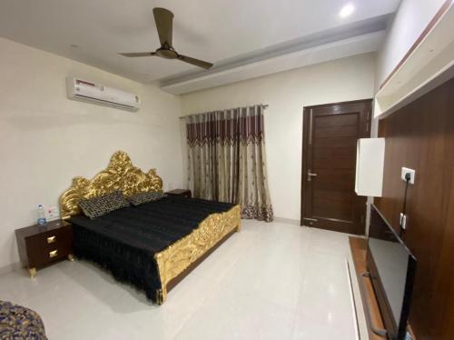 Ghumakkad House