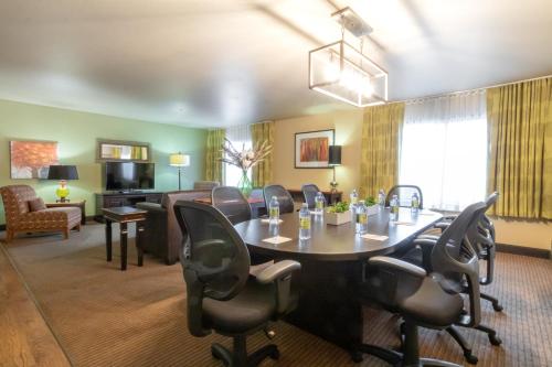 Oxford Suites Portland - Jantzen Beach