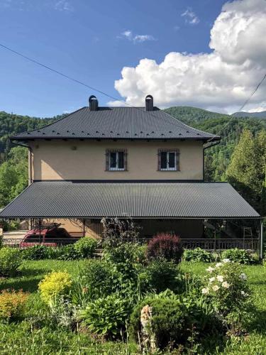 Cottage Lure, Yaremtche