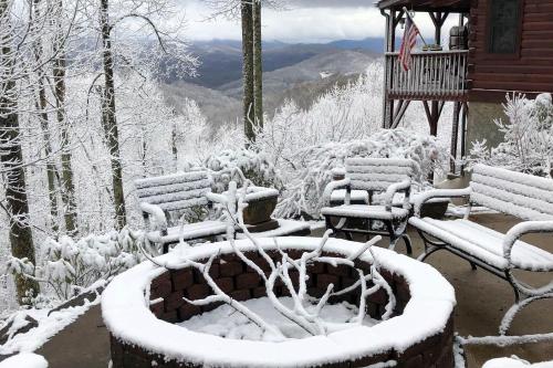 Cabin with BBQ and Games - Walk to Blue Ridge Parkway!