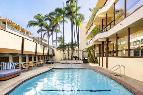 Exterior view, Pacific Edge Hotel in Laguna Beach (CA)