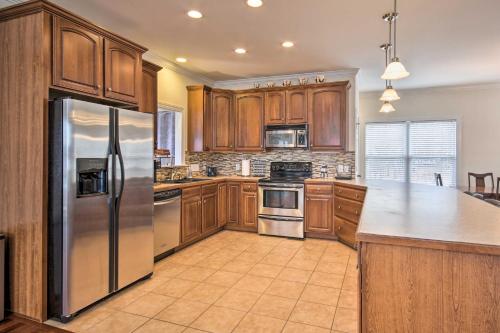 Dreamy Ridgeway Home with Grill on Lake Wateree! in Taylors Creek, USA