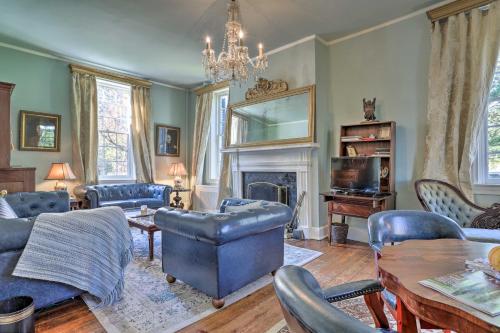 Historic Warrenton Home with Patio and Hot Tub! in Warrenton (VA)