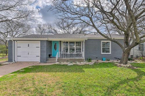. Cozy Home with Fire Pit 3 Mi to Lake Whitney!