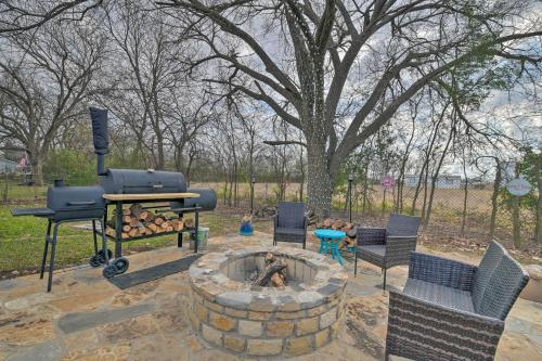 Cozy Home with Fire Pit 3 Mi to Lake Whitney! photo 1