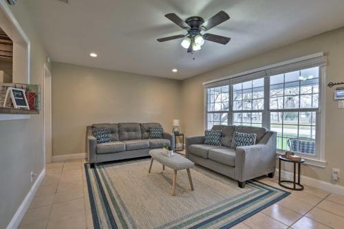 Cozy Home with Fire Pit 3 Mi to Lake Whitney! photo 4