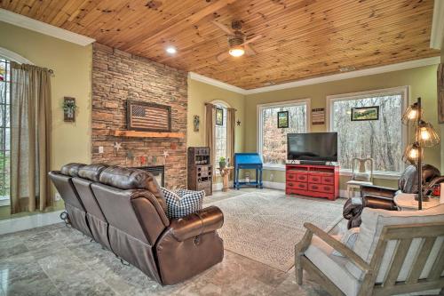 Dog-Friendly Family Home Steps to Norris Lake in Maynardville, USA