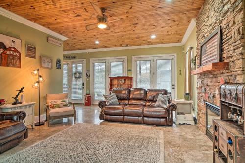 Dog-Friendly Family Home Steps to Norris Lake in Maynardville, USA